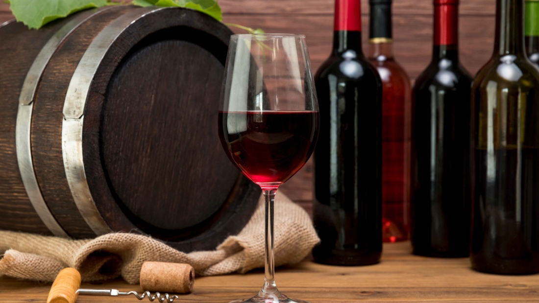 wooden-barrel-with-bottles-glasses-wine