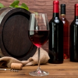 wooden-barrel-with-bottles-glasses-wine